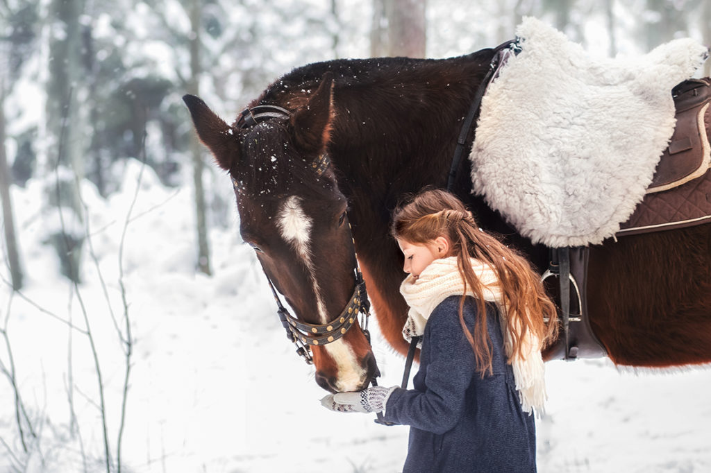 cheval-fillette-neige